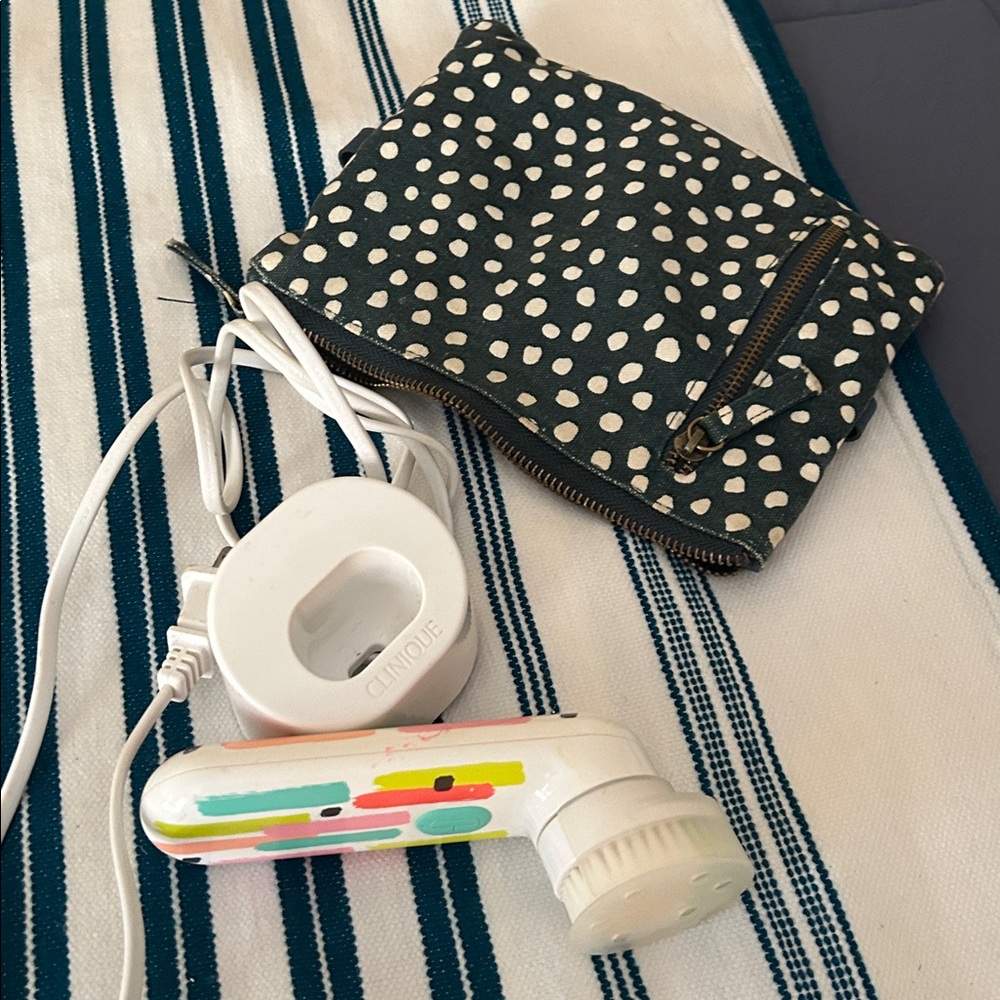 Clinique Vibrant Cleansing Brush with Charger